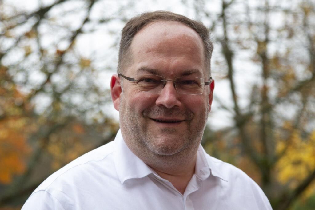 Auf diesem Bild ist Pawel Borodan abgebildet. Pawel ist der Vorsitzende des Vorstands des Landesverbandes Hessen der Piratenpartei Deutschland.