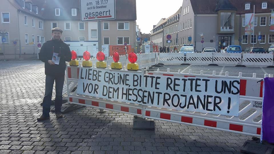 Strassensperre mit Transparent "Liebe Grüne, bitte rettet uns vor dem Hessentrojaner"