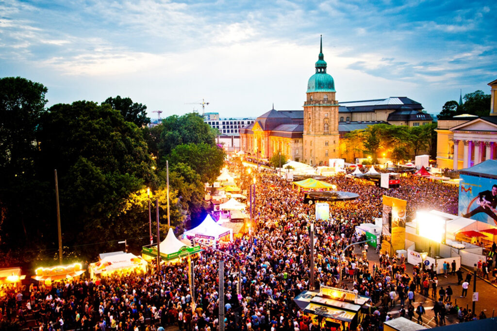 Blick auf das Schlossgartenfest in Darmstadt