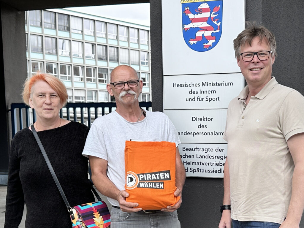 Jutta, Markus und Sebastian bei der Übergabe der Unterlagen für die Zulassung zur Landtagswahl vor dem Innenministerium